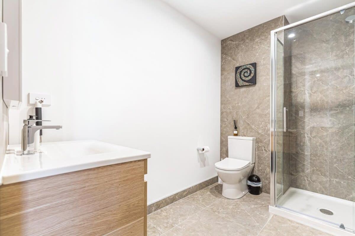 Stunning Ellerslie Apartment + Private Balcony Окленд Екстер'єр фото