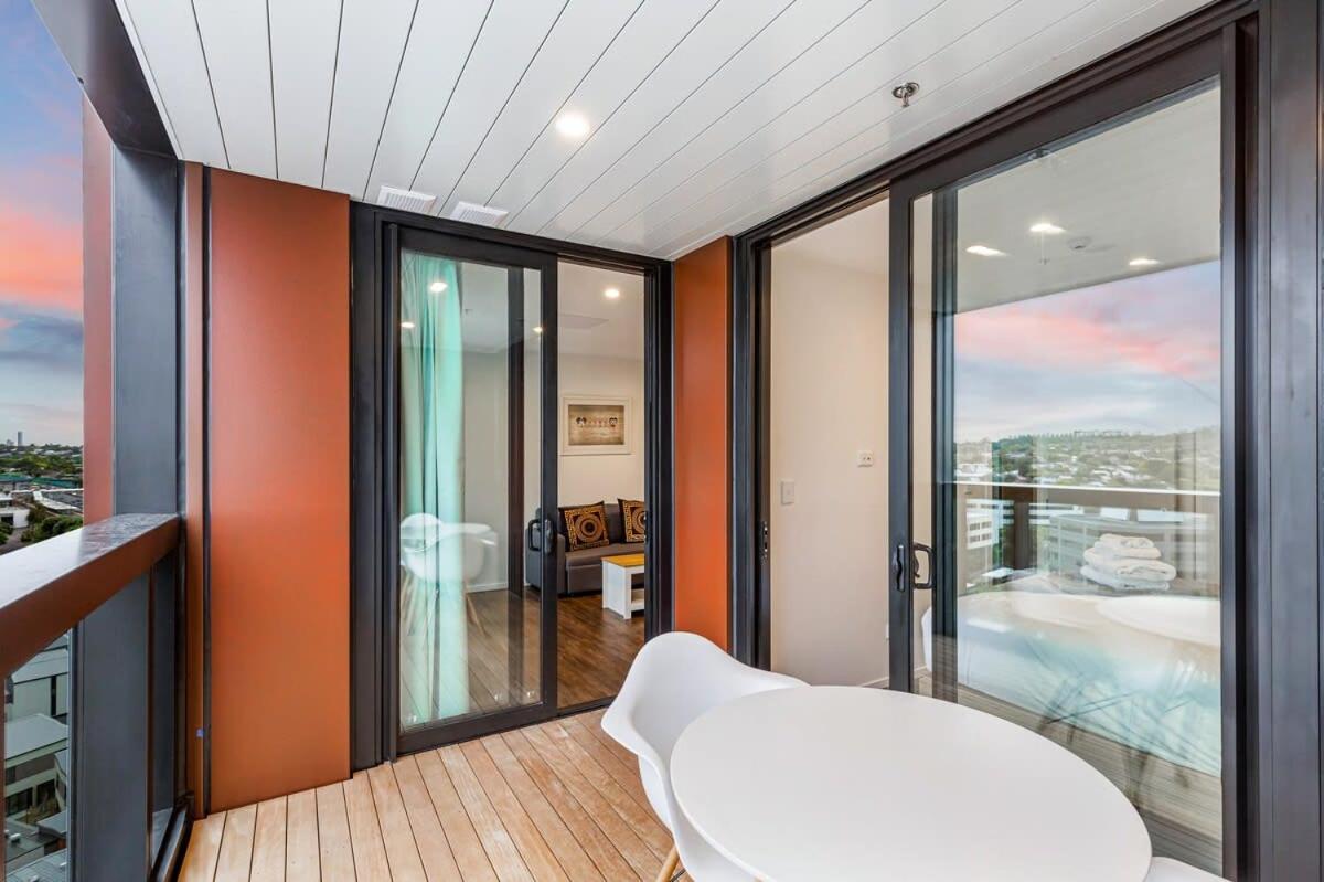 Stunning Ellerslie Apartment + Private Balcony Окленд Екстер'єр фото