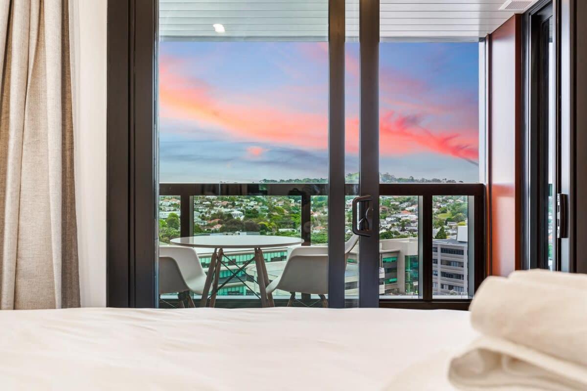 Stunning Ellerslie Apartment + Private Balcony Окленд Екстер'єр фото