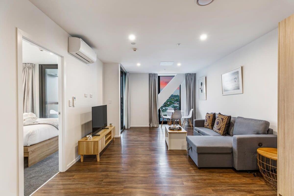 Stunning Ellerslie Apartment + Private Balcony Окленд Екстер'єр фото